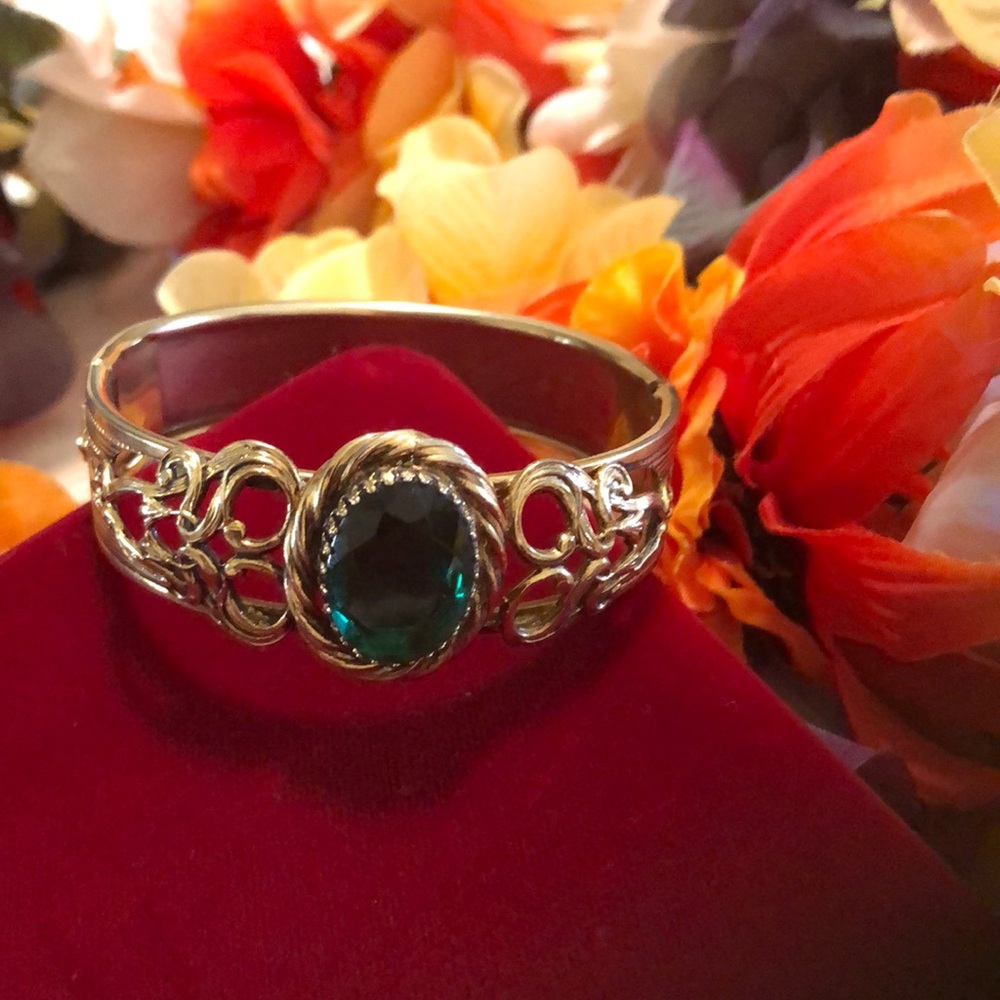 Vintage Emerald and gold tone clip bracelet